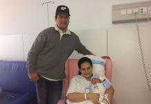 Foto de Gael y sus padres. Primwer niño nacido en el 2018