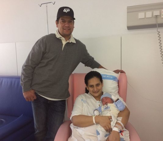 Foto de Gael y sus padres. Primwer niño nacido en el 2018