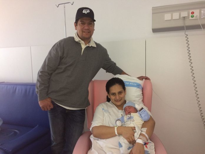 Foto de Gael y sus padres. Primwer niño nacido en el 2018