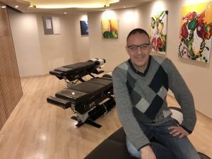 Karel Deprez en su consulta de Axis Quiropractic