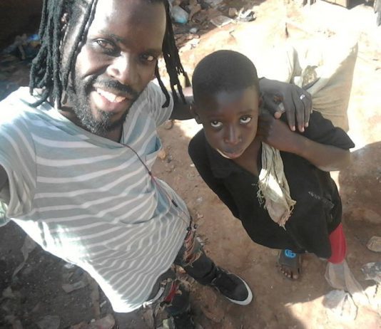 Recogida de calzado y chubasqueros para los niños de Uganda