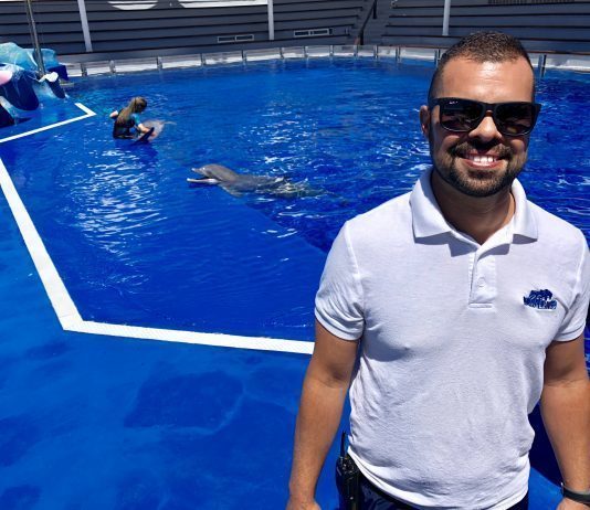 Hombre y delfín mas parecido de lo pensado Felix Afonso Marineland