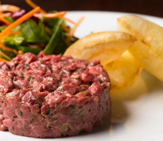 El steak tartar sigue cautivando a los paladares mas exigentes