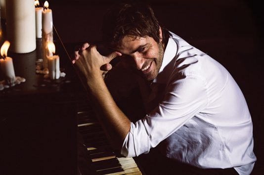 Atril/ David Gómez 1 piano & 200 velas, Joe Wren’s Groove Drops + Carlos Sarduys