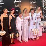 Dolors Miró, en el centro, con la consellera Marta Díaz, acompañada de su familia