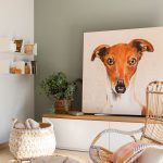rincon-de-salon-con-mueble-bajo-con-cuadro-de-perro-y-butaca-en-primer-plano_e8775285