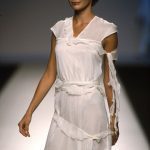 La modelo Verónica Blume con un diseño de Tolo Crespí, Pasarela Cibeles 2003