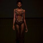 Diseño de Marisa Cela luciendo un collar de Pearls of Mu