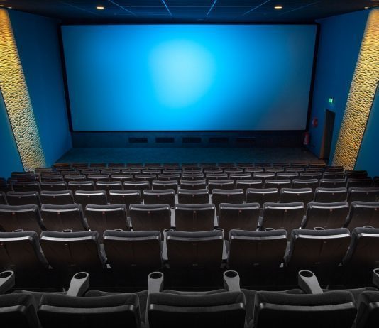 Cómo limpiar una sala de cine después de una función