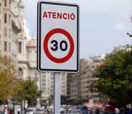 El límite de velocidad 30 km/h , la medida que divide a conductores, moteros, ciclistas y peatones