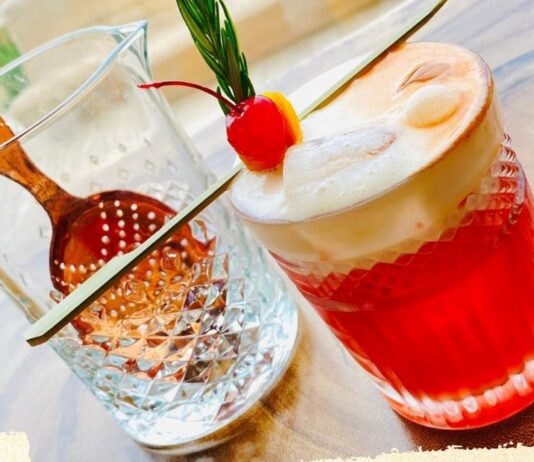 Cócteles y hamacas en Assaona