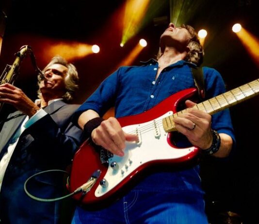 Chris White y Terence Reis se reúnen en Port Adriano Mallorca Festival con The Dire Straits Experience
