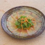 ROKA Sashimi de pez limón con aderezo de yuzu y trufa