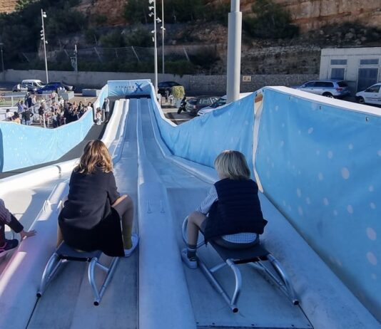 Un millar de niños y niñas se deslizan por el tobogán gigante de Port Adriano