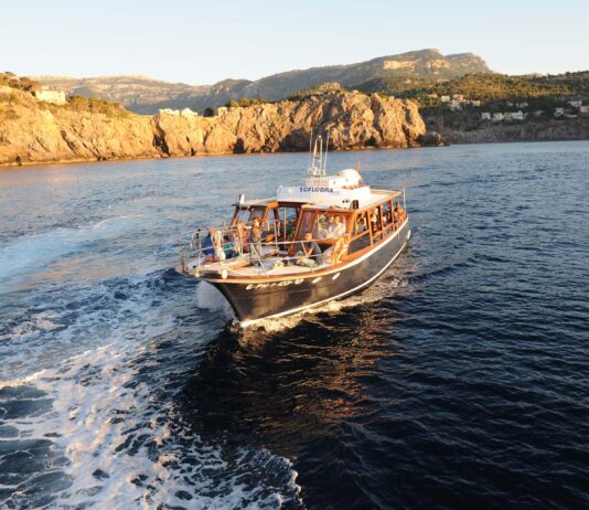 Calobra, la embarcación turística que nos descubre la Mallorca escondida