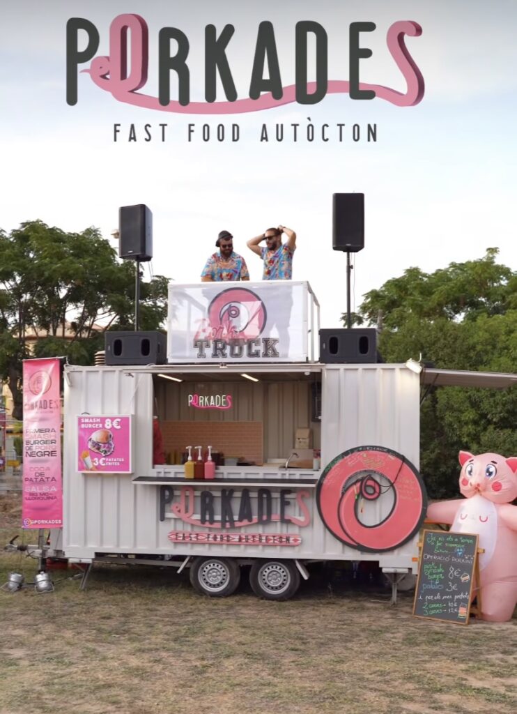 El concepto se complementa con una llamativa food truck equipada en su rooftop con cabina de dj y plataforma para que Porki anime a todos los asistentes.
