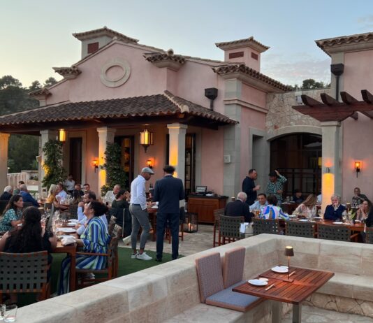 El cantante David Otero y los futbolistas Julio Salinas, Pepe Reina y Gabriel Batistuta, protagonistas de la apertura de ROKA Mallorca