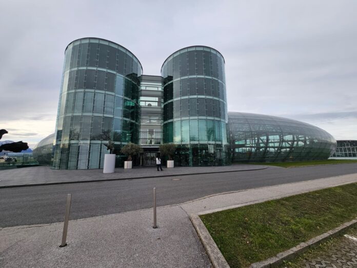 5872000080655157_zc_v1_1765188729039_whatsapp_image_2025_12_06_at_14.12.11